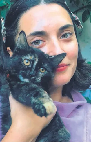 Aslıhan Gürbüz 'Hurma' adını verdiği kedi için yuva arıyor