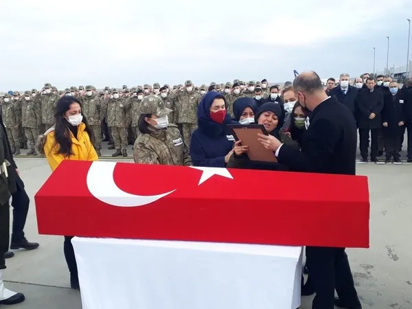 sanliurfa-sehitleri-memleketlerine-ugurlandi-tegmen-murat-alyakutun-esi-tabutuna-sarildi-1641710989960.jpg Şanlıurfa şehitleri memleketlerine uğurlandı! Teğmen Murat Alyakut'un eşi tabutuna sarıldı-5