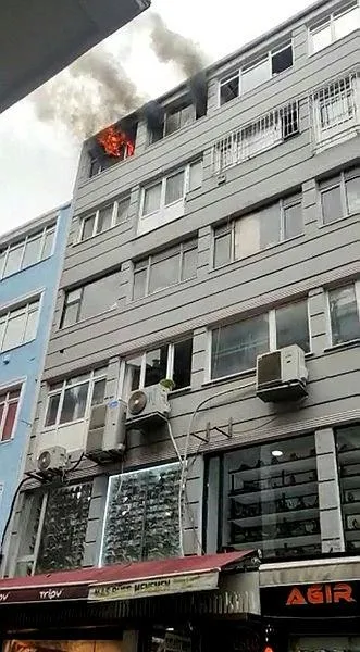 istanbul-beyazitta-ayakkabi-imalathanesinde-yangin-1633533452395.jpeg İstanbul Beyazıt'ta ayakkabı imalathanesinde yangın!-2