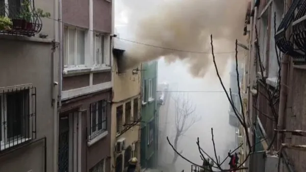 Son dakika: Beyoğlu'nda korkutan yangın! Mahsur kalanlar kurtarıldı-1