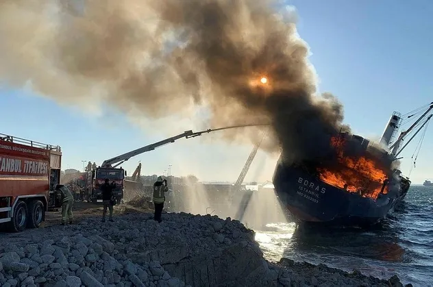 Son dakika: Kartal'da iskeleye bağlı gemide yangın çıktı! Valilikten açıklama geldi