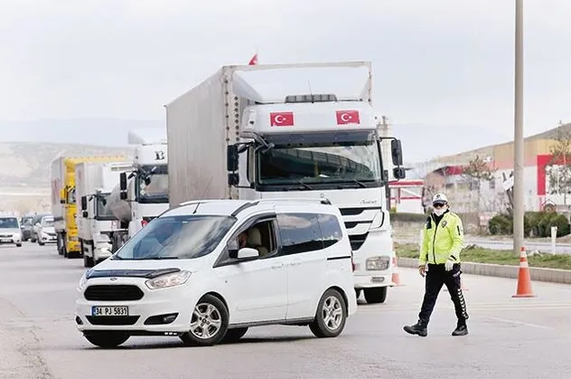 Son dakika: Korona sızmalarına izin yok! Birinci derece akraba olmayan kişilerle yolculuklara korsan taksi muamelesi yapılacak