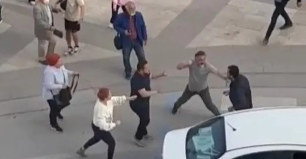 Yol vermeyen sürücüyü tek yumrukla yıktı