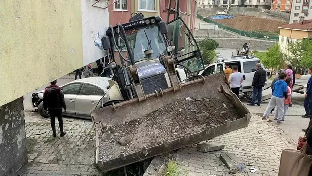 umraniyede-kontrolden-cikan-is-makinesi-sokagi-karistirdi-1650653769407.jpeg Ümraniye'de kontrolden çıkan iş makinesi sokağı karıştırdı!-1