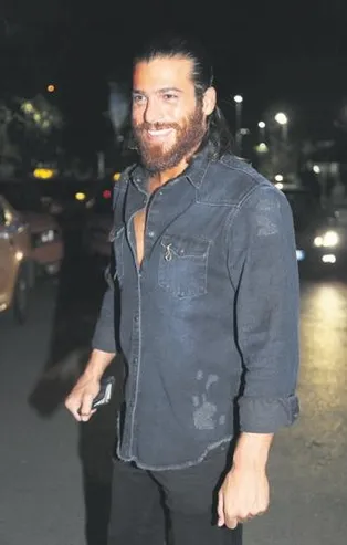 Can Yaman arkadaşlarıyla Bebek'te eğlendi