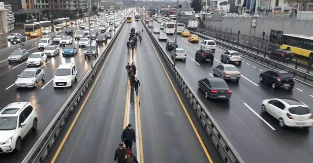 Son dakika! İstanbul'da Metrobüs arızalandı! Durakta uzun kuyruklar oluştu