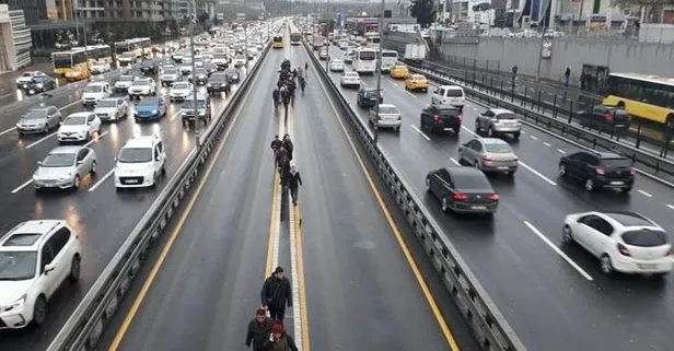 Son dakika! İstanbul’da Metrobüs arızalandı! Durakta uzun kuyruklar oluştu