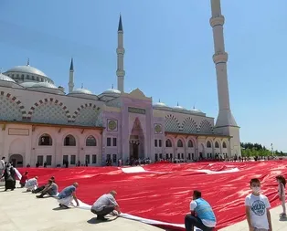 Çamlıca Camii avlusunda dev Türk bayrağı açıldı