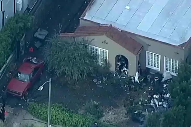 cop-ev-kabusunun-boylesi-fareler-ve-hasereler-istila-etmis-onlarca-yildir-biriktiriyor-evinden-tam-yedi-ton-at-1712316333265.jpeg Çöp ev kabusunun böylesi: Fareler ve haşereler istila etmiş! Onlarca yıldır biriktiriyor: Evinden tam yedi ton atık çıktı-3