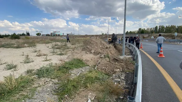 ankarada-belediye-ekipleri-yol-calismasina-soke-oldu-insan-kafatasi-ve-kemikleri-cikti-1634046678405.jpg Ankara'da belediye ekipleri yol çalışmasına şoke oldu! İnsan kafatası ve kemikleri çıktı-3