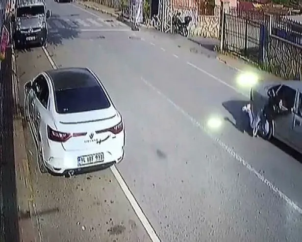 Sultangazi'de dehşet anları kamerada! Yumrukladığı kadını otomobilden attı-4