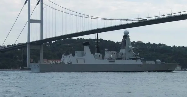 İngiliz savaş gemisi İstanbul Boğazı’ndan geçti
