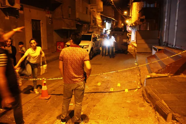 Sokak ortasında uzun namlulu silahlarla kavga-1