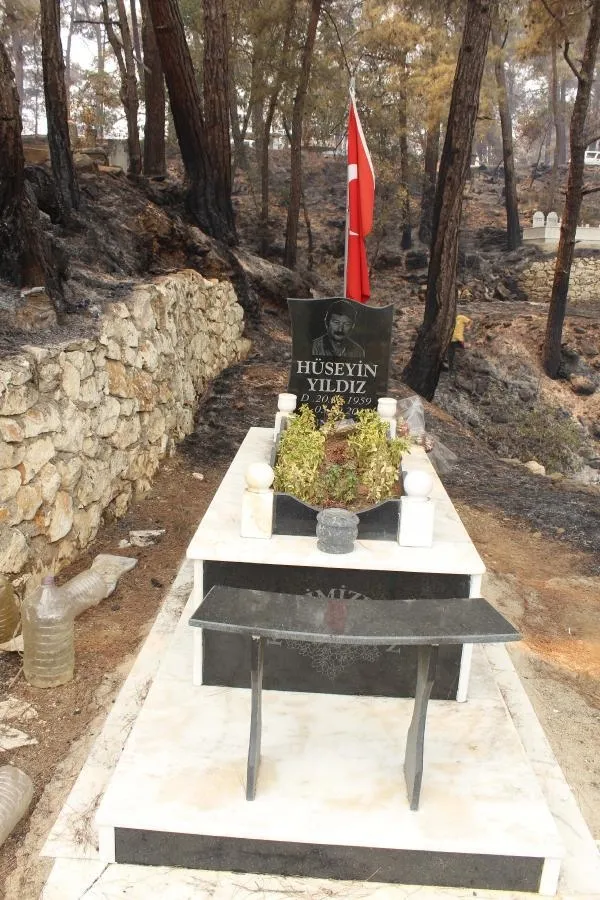 Manavgat'taki yangında şehit mezarına ve bayrağa zarar gelmedi-3