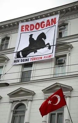 Viyana'da Türk elçiliğine çirkin saldırı