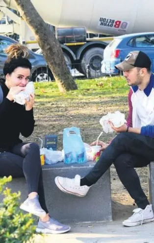 Oyuncu Sarp Apak ve eşi Bengisu Apak restoran yerine parkta karın doyurdu