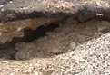 İstanbul Çatalca'da yoğun yağış nedeniyle yol çöktü, araçlar çukurlara düştü!