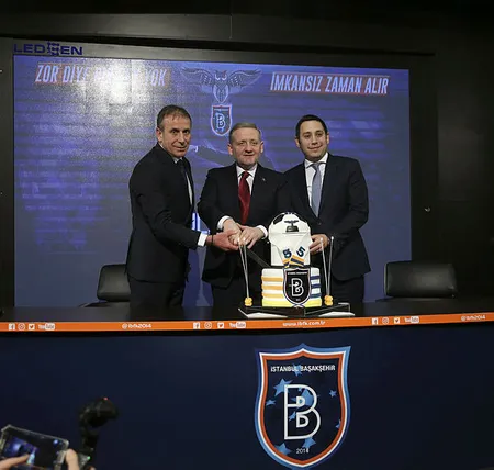 Medipol Başakşehir Abdullah Avcı ile sözleşmesini 5 yıl daha uzattı-3