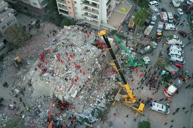 İzmir depreminde çöken Bayraklı'daki Rıza Bey Apartmanı'nın sulak bostana yapıldığı ortaya çıktı
