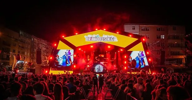 Terörsüz Türkiye süreciyle bölgede huzur ve güven iklimi! Bir Anadolu Şenliği Hakkari'de başladı: Murat Dalkılıç ve Bengü sahne aldı