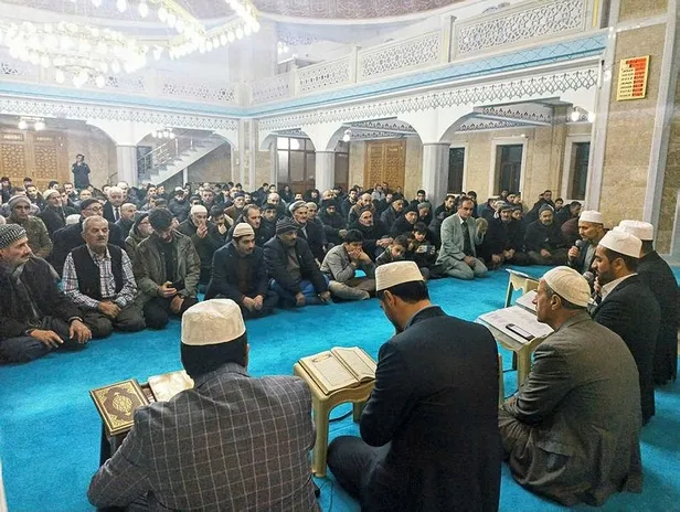 mirac-kandilinde-eller-semaya-depremzedeler-icin-acildi-1676664223608.jpeg Deprem bölgesinde Miraç Kandili! Çadır mescitlerde eller semaya açıldı-11