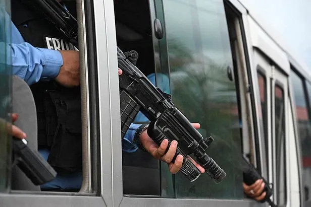 hondurasta-kadinlar-hapishanesinde-cikan-kavgada-41-mahkum-oldu-1687312157302.jpeg Honduras'ta kadınlar hapishanesinde çıkan kavgada 41 mahkum öldü-5