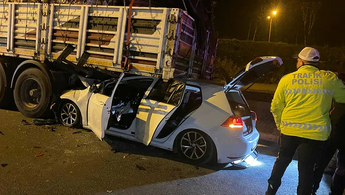 Son dakika: İstanbul Esenler'de feci kaza! Seyir halindeki otomobil park halindeki TIR'ın altına girdi: 2 yaralı-2