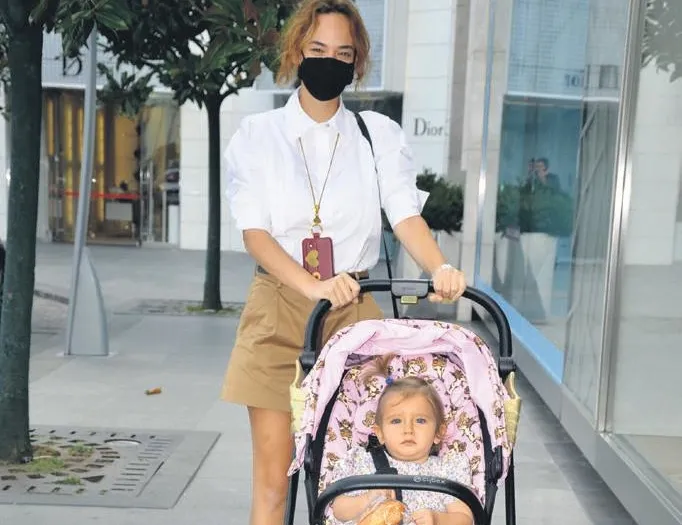 Analı kızlı gezinti