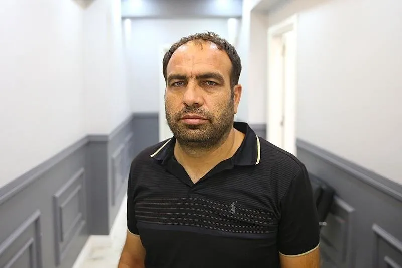 Diyarbakır'daki yangında eşini ve 3 çocuğunu kaybeden Süleyman Çavdar yaşadıklarını anlattı. (AA)