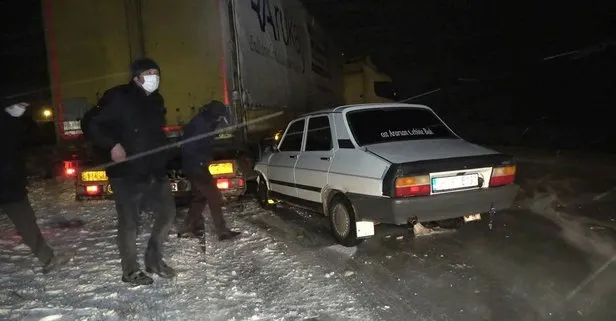 Son dakika: Faciayı yaşadılar! Kar yağışı nedeniyle Kırıkkale-Kayseri karayolunda 15 araç birbirine girdi