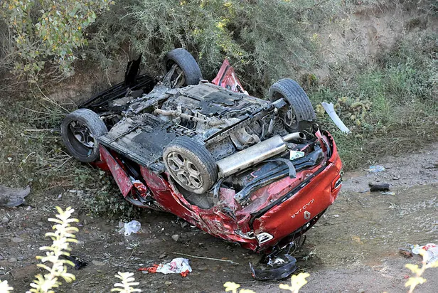 Sivas'ta korkunç kaza! Otomobil dereye uçtu: 2 ölü, 6 yaralı-1