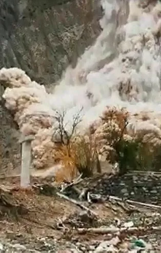 Artvin'de korkutan heyelan! O anlar kamerada