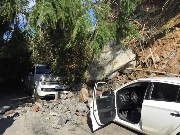 Beykoz'da istinat duvarı çöktü! Araçlar altında kaldı-2