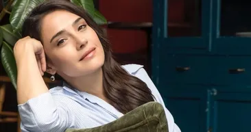Funda Eryiğit transparan gömleği ve süper mini eteği ile poz verdi sosyal medya yıkıldı! Gören dönüp bir daha baktı