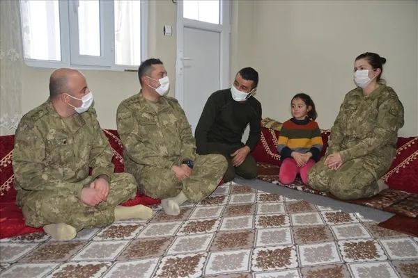 hakkaride-yasayan-9-yasindaki-hiraniin-anitkabiri-gorme-istegini-mehmetcik-gerceklestirecek-1611988730127.jpg Hakkari'de yaşayan 9 yaşındaki Hira'nın Anıtkabir'i görme isteğini Mehmetçik gerçekleştirecek-14