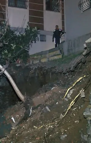 İstanbul Eyüpsultan'da istinat duvarı çöktü! Mahallede büyük panik yaşandı