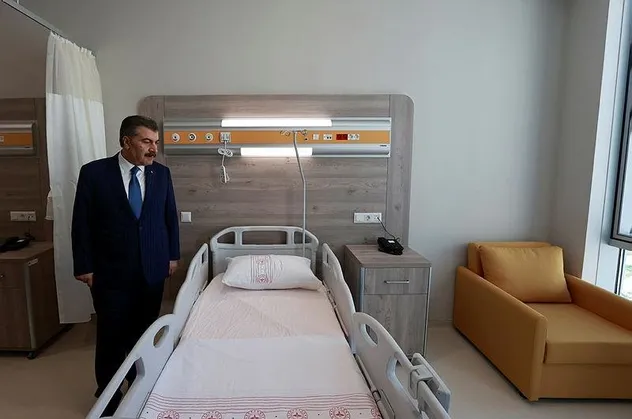 Sağlık Bakanı Koca, bazı hastanelerin kapatılacağı iddialarını yalanladı: "Onkoloji hastanemiz hizmet vermeye devam edecek"
