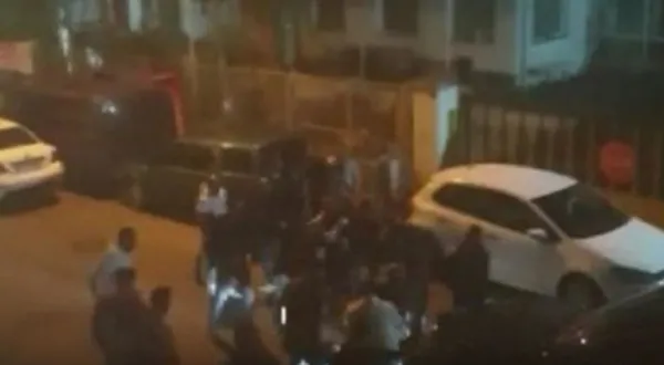 istanbul-karagumrukte-yol-verme-kavgasina-mahalleli-de-girdi-luks-arac-sahibine-olduresiye-dayak-1634978306293.jpg İstanbul Karagümrük'te yol verme kavgasına mahalleli de girdi! Lüks araç sahibine öldüresiye dayak-4