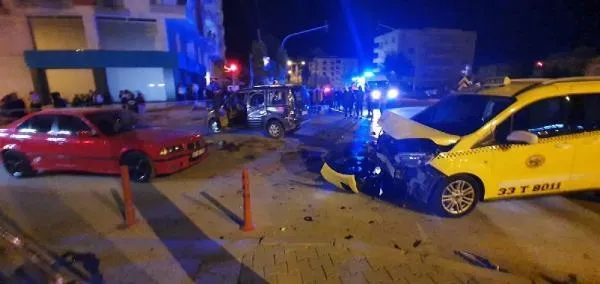 Mersin'de gece yarısı feci kaza! Hafif ticari araç ile taksi çarpıştı: 1 ölü, 3 yaralı-1