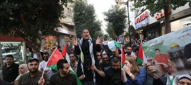 Filistinliler Macron’u protesto etti