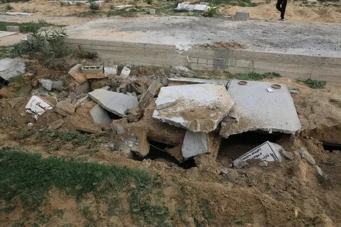 teror-devleti-israilin-uyduya-yansiyan-caniligi-gazzede-1705836378675.jpeg Terör devleti İsrail Gazze'de mezarlıkları buldozerle yıkıp kabirden cesetleri çıkardıl! Uydu görüntüleri soykırımı tescilledi-5