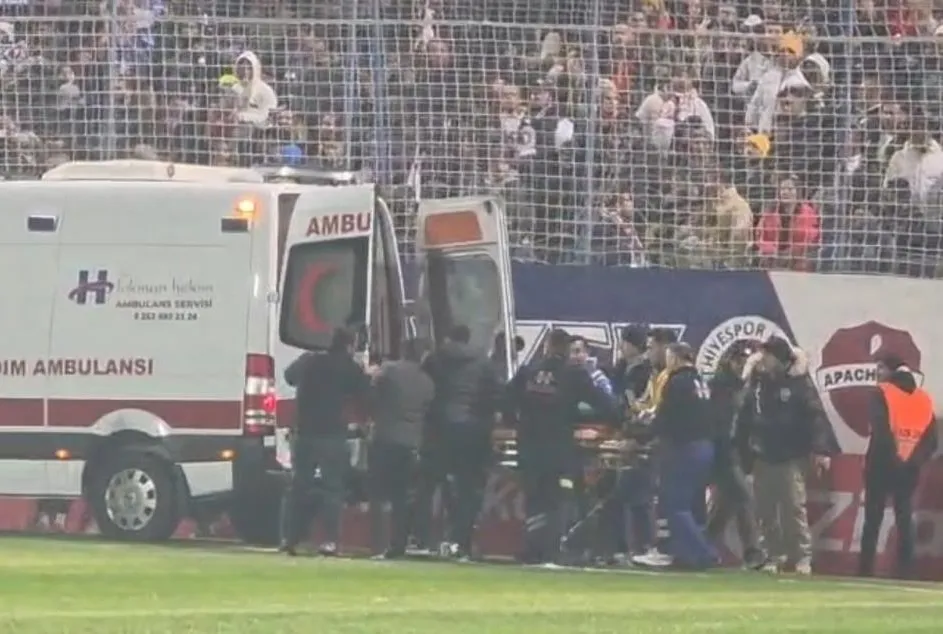 Maç öncesi taraftar tribünden düştü!
