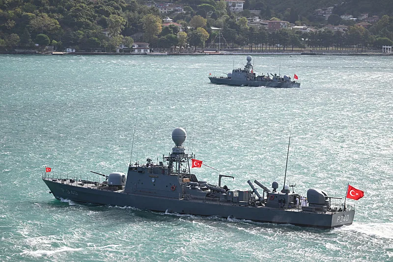İstanbul Boğazı'nda Deniz Kuvvetleri'ne ait 15 gemi ile geçit töreni düzenlendi.