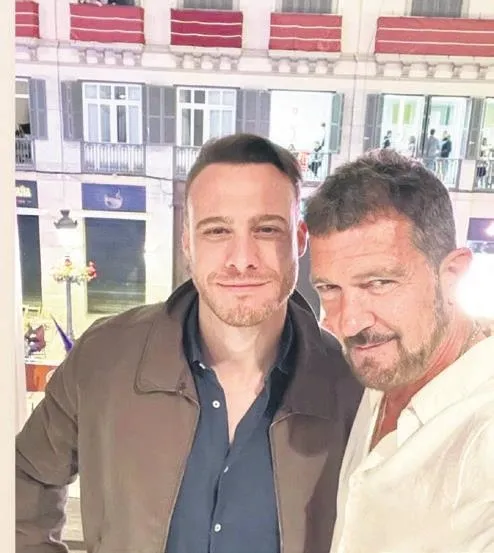 dilan-cicek-deniz-sirt-bolgesindeki-yana-dogru-egilmeden-dolayi-skolyoz-ameliyati-olacak-1650050826535.jpeg Dilan Çicek Deniz sırt bölgesindeki yana doğru eğilmeden dolayı skolyoz ameliyatı olacak-14