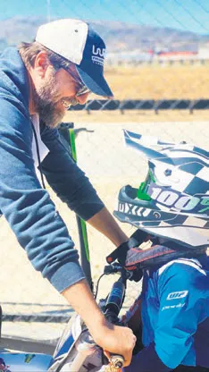 babasi-engin-altan-duzyatanin-izinden-giden-minik-emir-motorkros-sampiyonluguyla-ailesini-gururlandirdi-1649618917765.jpg Babası Engin Altan Düzyatan’ın izinden giden minik Emir motorkros şampiyonluğuyla ailesini gururlandırdı-3