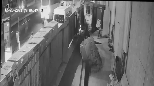 istanbulda-200-bin-liralik-hirsizlik-musluk-calan-3-kisi-yakalandi-1641798992855.jpg İstanbul'da 200 bin liralık hırsızlık! Musluk çalan 3 kişi yakalandı-4