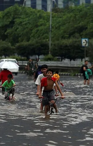 Endonezya'da sel 9 can aldı