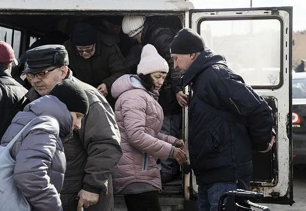 Kadın, çocuk, yaşlı... Kiev'deki tahliye koridorlarından sivillerin geçişi devam ediyor! Araçlarda dikkat çeken yazı-4