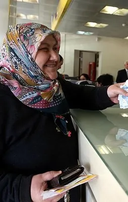 Büyükanneler maaşlarını almaya başladı