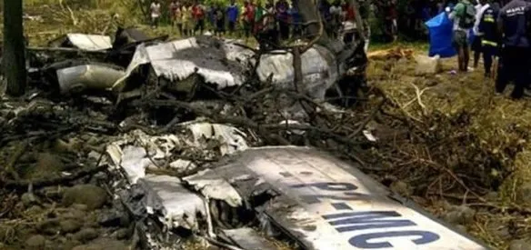 Papua Yeni Gine'de tek motorlu küçük uçağın bataklık zemine düştüğü kazada 12 kişi öldü
